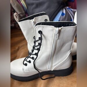 Women’s  White Lace-Up Boots